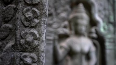 4K, Ta Prohm tapınağının duvarına oyulmuş bir kadın heykeli. Hindu ve Budist mitolojisindeki bir yaratık. Angkor Thom Kamboçya 'daki antik anıt harabeleri zengin dekore edilmiş Khmer tarzıyla.