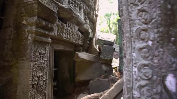 Phrom寺的碎石堆 柬埔寨暹粒吴哥窟考古公园门的建筑设计 由高棉帝国建造 从礼拜场所的内部看墙 — 图库视频影像
