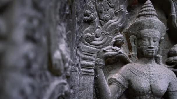 Gudsstaty Vid Prohms Tempel Bild Gud Hinduismen Gamla Monument Ruiner — Stockvideo