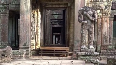 4K, Preah Khan tapınağının giriş kapısı. Bir muhafız heykeli olan kapı. Angkor Thom Kamboçya 'daki antik anıt kalıntıları. Dini mimari, Siem Reap yakınlarındaki binaları simgeliyor. Khmer İmparatorluğu. - Dan.