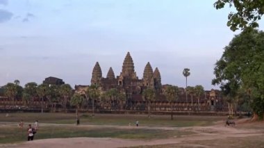 Siem Reap, Kamboçya-19 Nisan 2018: 4K, Turistler dünyanın en büyük dini anıtı Angkor Wat 'ı ziyaret ettiler. Arkeolojik tapınak Asya 'nın tarihi bölgesinde popüler bir turistik merkezdir.