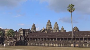 4K, Angkor Wat yandan izleniyor. Dünyadaki en büyük dini anıt. Mimari yapı, Khmer İmparatorluğu tarafından inşa edilen Siem Reap yakınlarındaki binaları simgeliyor. Kamboçya 'nın popüler turizm beldesi.