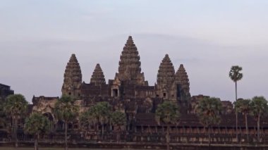 4K, Angkor Wat yandan izleniyor. Dünyadaki en büyük dini anıt. Mimari yapı, Khmer İmparatorluğu tarafından inşa edilen Siem Reap yakınlarındaki binaları simgeliyor. Kamboçya 'nın popüler turizm beldesi.