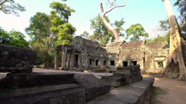 Ta Phrom Tapınağı 'nın 4K antik anıtı. Kamboçya Angkor Thom kompleksi. Dini mimari, Khmer İmparatorluğu tarafından inşa edilen Siem Reap yakınlarındaki binaları simgeliyor. Asya-Dan 'de popüler bir turizm beldesi