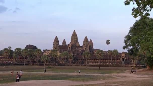 Siem Reap Καμπότζη Απριλίου 2018 Τουρίστες Επισκέπτονται Angkor Wat Μεγαλύτερο — Αρχείο Βίντεο