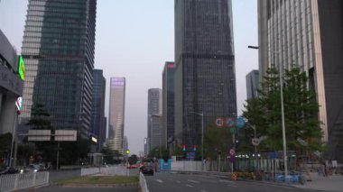 Shenzhen, Çin-03 Nisan 2017: 4k, Shenzhen şehrinde trafik arabaları ve modern gökdelenli yol. Gündüzleri ufuk çizgisi olan çinli şehir manzarası - Dan