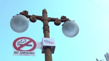 Busan 'ın şehir merkezindeki sokakta 4K Bölgesi sigarasız. Güney Kore 'de Sigara İçilmez Tabelası