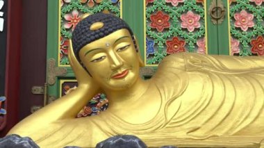 Busan, Güney Kore-02 Temmuz 2017: 4K Altın Amita-bul mihrapta, Buda bıyıklı ve sakallı olarak Busan 'daki Jogye Order Budist Tapınağı' nda yatıyor. Batı Cenneti 'nin Buda' sı. Güney Kore - Dan
