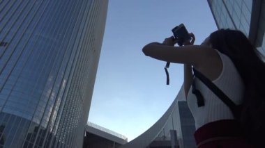 4K, Asyalı kadın Seul, Güney Kore-Dan 'deki ikinci nesil Lotte World kompleksi Lotte World Tower' ın fotoğrafını çekiyor.