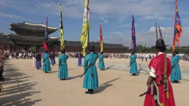 Seul, Güney Kore-12 Eylül 2015: Seul-Dan 'deki eski kraliyet konutu Gyeongbokgung Sarayı' nda eski geleneksel asker üniformalarıyla 4K silahlı muhafız birliği