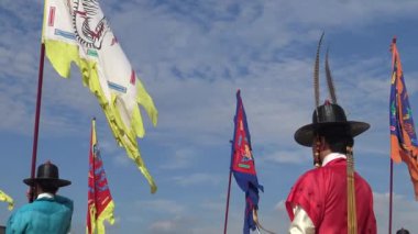 Seul, Güney Kore-12 Eylül 2015: Seul-Dan 'deki eski kraliyet konutu Gyeongbokgung Sarayı' nda eski geleneksel asker üniformalarıyla 4K silahlı muhafız birliği
