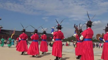 Seul, Güney Kore-12 Eylül 2015: Seul-Dan 'deki eski kraliyet konutu Gyeongbokgung Sarayı' nda eski geleneksel asker üniformalarıyla 4K silahlı muhafız birliği