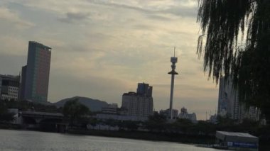 4K, Han Nehri yakınındaki lunapark. Güney Kore 'nin Seul şehrinde büyük bir nehir.