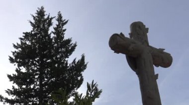 İspanya 'da mezarlık taşı, eski beyaz haç ve selvi ağacıyla 4K Tumbs In A Mezarlığı. İspanyol kırsal mezarlığı. -Dan.