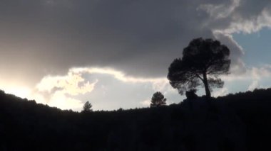 Dağların ve gökyüzünün doğal güzelliği.