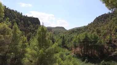 Dağların ve gökyüzünün doğal güzelliği.