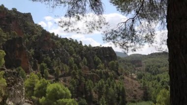 Dağların ve gökyüzünün doğal güzelliği.