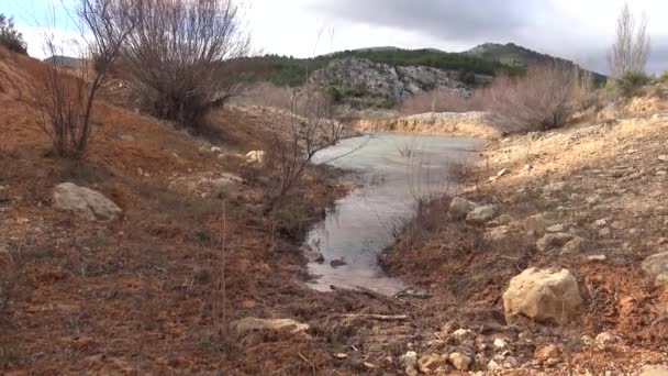 Kアルバセテ山の景色と松とダムの遺跡またはNerpioの沼 スペイン — ストック動画