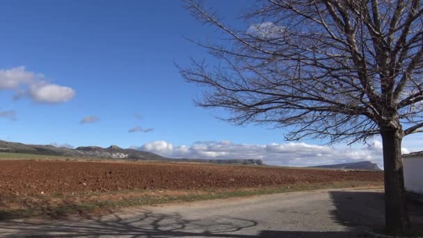 一个美丽的农业小山 位于西班牙农村的风景中 — 图库视频影像