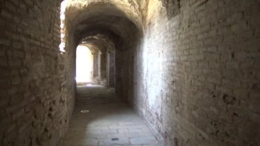 Seville, İspanya-06 Haziran 2015: 4K POV Gladyatörü antik Roma amfitiyatrosunun tünelinde yürüyor. Arkeolojik durum.