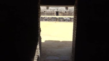 Seville, İspanya-06 Haziran 2015: 4k POV Person antik Roma amfitiyatrosunun tünelinden çıkıyor. Arkeolojik site - Dan