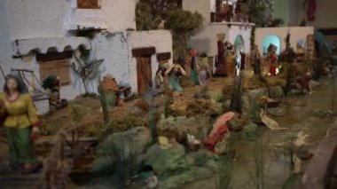 Extremadura, İspanya-11 Aralık 2016: Noel sezonunda yaşayan figürlerin doğum sahnelerinin 4K sergisi