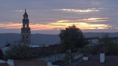4K, güzel günbatımı. İspanya 'nın otonom bölgelerinden biri olan Extremadura' nın Badajoz eyaletine bağlı Jerez de los Caballeros kasabasındaki Katolik kilisesinin hava manzarası. İspanya - Dan