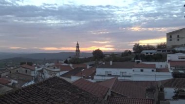 4K, güzel günbatımı. İspanya 'nın otonom bölgelerinden biri olan Extremadura' nın Badajoz eyaletine bağlı Jerez de los Caballeros kasabasındaki Katolik kilisesinin hava manzarası. İspanya - Dan