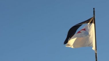 Jerez de los Caballeros, İspanya 'daki Tapınak Şövalyelerinin Ortaçağ Şatosu' nda ağır ağır rüzgâr ve mavi gökyüzü.