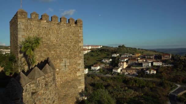 4K中世纪埃斯特雷马杜拉 丹山脉中的Jerez Los Caballeros城堡 — 图库视频影像