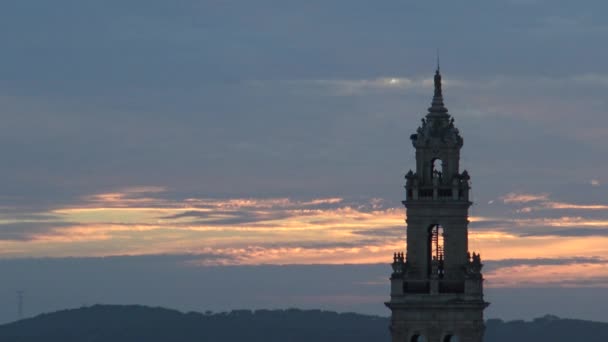 美しい夕日 エストレマドゥーラの自治体にバダホス県に属するJerez Los Caballerosスペインの町に位置するカトリック教会の空中ビュー スペイン — ストック動画