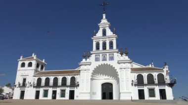4K El Rocio 'nun Hermitage' ı. Kilise, Huelva, Endülüs, İspanya-Dan ilinin Almonte ilçesinin kırsalındaki El Rocio Bakiresi 'ne ev sahipliği yapmaktadır.
