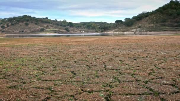 気候変動 スペインの乾燥し 割れた地面と土地 土壌干ばつの風景 水の危機 乾燥水の近くに地球の亀裂 水のない地面だ 自然災害砂漠の背景ダン — ストック動画