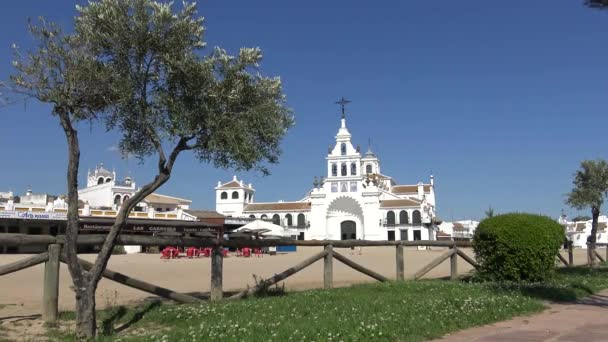 4Kエルロシオのエルミタージュ 教会は スペイン アンダルシア州ヒュエルヴァ県アルモンテの田舎のエルロシオの聖母の本拠地です — ストック動画