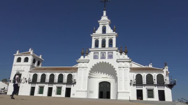 Tourist Asian Womanエルロシオのエルミタージュ美術館を歩く 教会は スペイン アンダルシア州ヒュエルヴァ県アルモンテの田舎のエルロシオの聖母の本拠地です — ストック動画