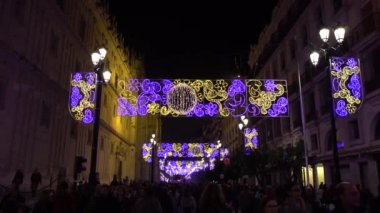 Seville, İspanya-10 Aralık 2016: 4K Güzel Noel Işıkları ve Dekorasyonları Gece Seville şehir merkezi, Arka plan sokak insanlarla dolu