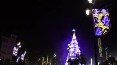 Seville, İspanya - 10 Aralık 2016: 4K Güzel Noel Ağacı Işıkları ve Dekorasyonları ile Gece Seville Şehir Merkezi Festivalinde, İnsanlar-Dan ile Şehir Meydanı