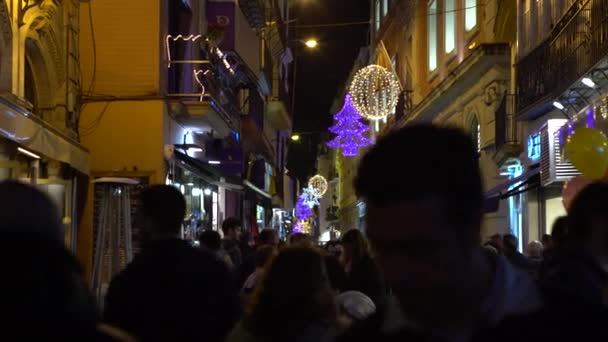 西班牙塞维利亚 2016年12月10日 4K美丽的圣诞灯和装饰在塞维利亚市中心的街道节日期间 背景城市街道与人在一起 — 图库视频影像