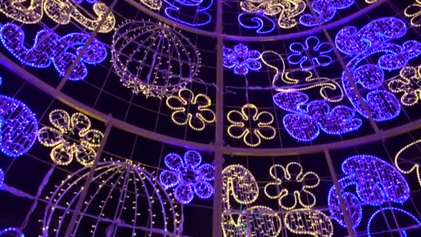 4K美丽的圣诞树 灯饰装饰在塞维利亚市中心的街道节日期间 背景城市广场丹 — 图库视频影像