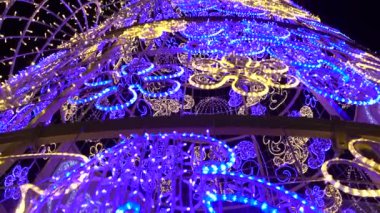 4K Işıklı ve Dekorasyonlu Güzel Noel Ağacı Gece Sevilla 'nın merkezinde, Arka plan şehir meydanı Dan