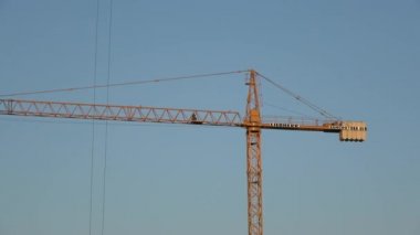 Seville, İspanya-03 Ocak, 2019: 4K, Endüstriyel kule vinçleriyle inşaat halindeki ev. İnşaat vinci şehirde bir evde çalışıyor. Güneşli bir günde inşaat halindeki yeni bina - Dan