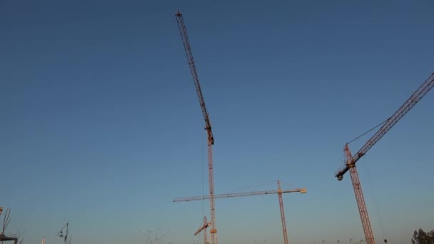 2019年1月3日 産業用タワークレーン建設中の4K House 市内の家の建設クレーン作業 晴れた日に建設中の新ビル — ストック動画