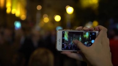 Seville, İspanya-07 Aralık 2016: 4K Kadın, 7 Aralık 'ta Seville' de Noel sezonu boyunca sokakta çekilen lekesiz gebelik törenine telefonla fotoğraf çekti, İspanya-Dan