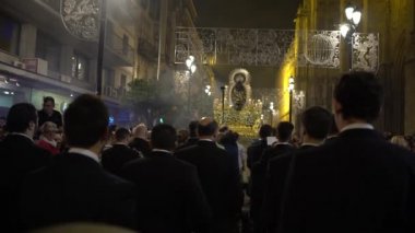 Seville, İspanya-07 Aralık 2016: 4 K Bandosu, lekesiz gebelik alayı sokakta müzik çalıyor. 7 Aralık 'ta Seville' de Noel sezonu boyunca İspanya-Dan