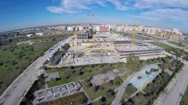 Aerial Drönare Sköt Över Byggnad Byggverksamhet Solig Dag Vacker Panoramautsikt — Stockvideo