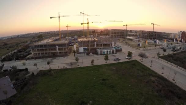 Aerial Drönare Sköt Över Byggnad Byggverksamhet Med Solnedgång Vacker Panoramautsikt — Stockvideo