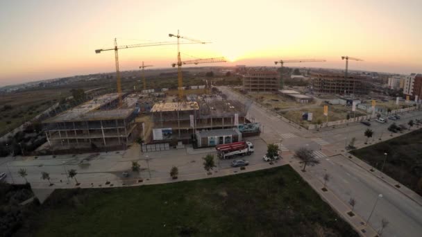 Drone Aéreo Disparó Sobre Nuevo Edificio Construcción Con Puesta Sol — Vídeos de Stock