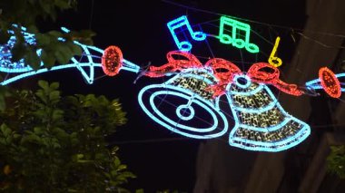 4K Güzel Noel Işıkları ve Çan Dekorasyonları Gece Sevilla 'nın merkezinde, Şehir Arkaplan Caddesi