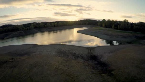 Górny Widok Lotu Ptaka Naturalne Jezioro Polach Hiszpanii Wsi Zachodzie — Wideo stockowe