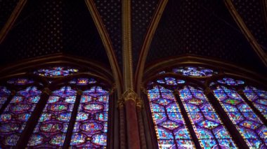 Paris, Fransa-14 Ocak 2018: 4K, ünlü Saint Chapelle 'in içini görmek, güzel cam mozaik pencerelerin ayrıntıları. Kutsal Şapel, ziyaret edilen en güzel turistlerden biridir. Dan.